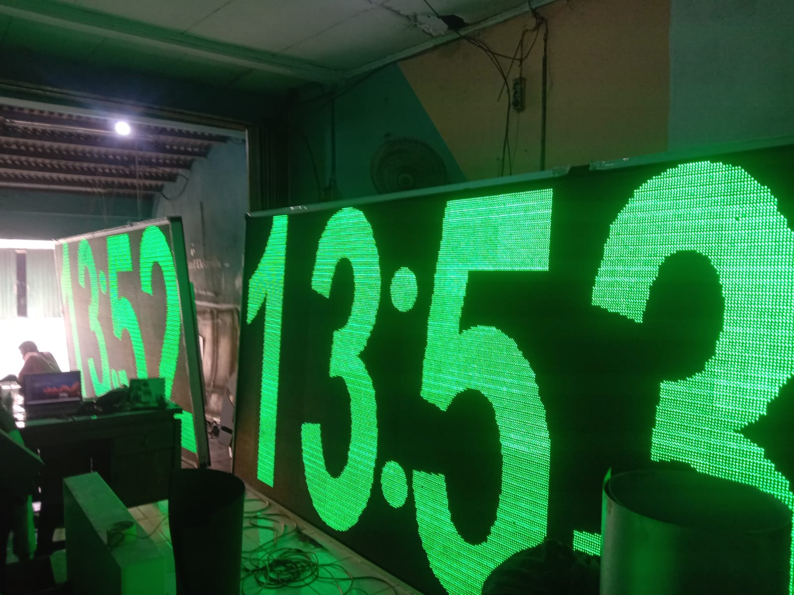 Jam Digital Besar